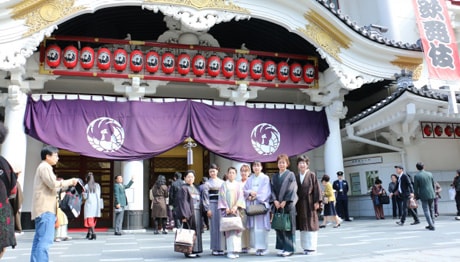 歌舞伎座の入口で記念撮影